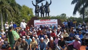 नई दिल्ली में पुरानी पेंशन बहाली के लिए सत्याग्रह पर बैठे हजारों कर्मचारी