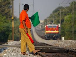बेहतर काम के लिए रेलवे कर्मियों को देगा इनाम