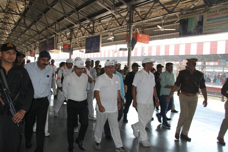 चारबाग रेलवे स्टेशन से डीजीपी ने शुरू किया स्वच्छता अभियान