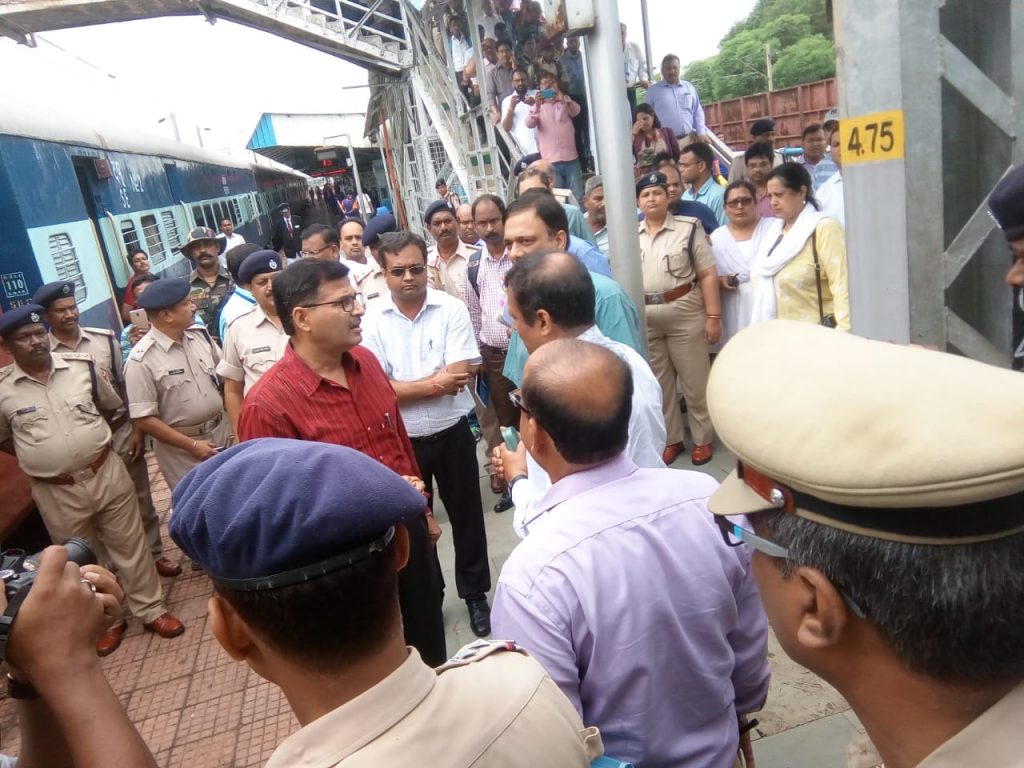 चक्रधरपुर : दोस्ताना व्यवहार से रेलकर्मियों को अभिभूत कर गये लोहानी