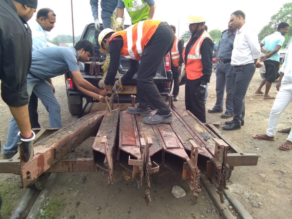 टाटानगर : दिन-दहाड़े मालगाड़ी रैक से सैकड़ों पीलर उखाड़ा, आरपीएफ को भनक तक नहीं लगी