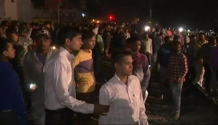 अमृतसर हादसा : गुस्साई भीड़ ने रेलवे के गेटमैन को बिल्डिंग से फेंका