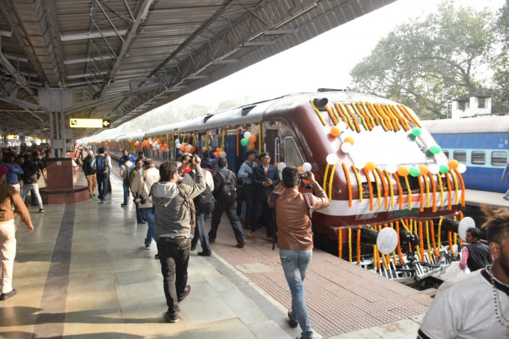 प्रधानमंत्री ने बारीपदा से दिखायी हरी झंडी, टाटा से बादामपहाड़ के लिए दौड़ी चुनावी रेल