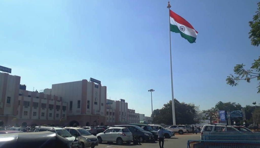 सिकंदराबाद रेलवे स्टेशन पर फहराया 100 फीट लंबा राष्ट्रीय ध्वज