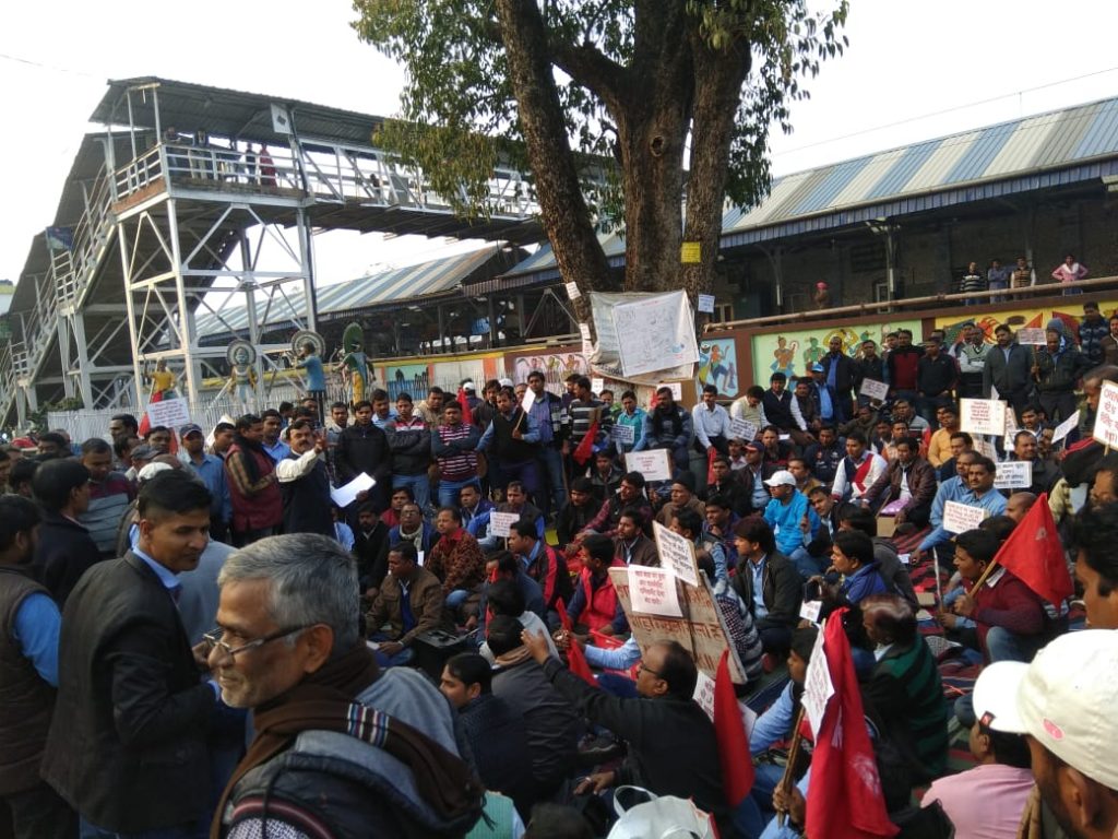 आद्रा : वार्किंग सिस्टम में छेड़छाड़ का विरोध, लोको पायलटों ने किया प्रदर्शन