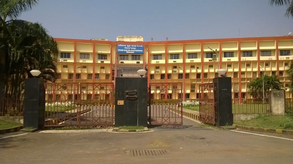 बिलासपुर : रेल विषयों पर हिंदी में पुस्तक लिखकर पाये 20 हजार का पुरस्कार