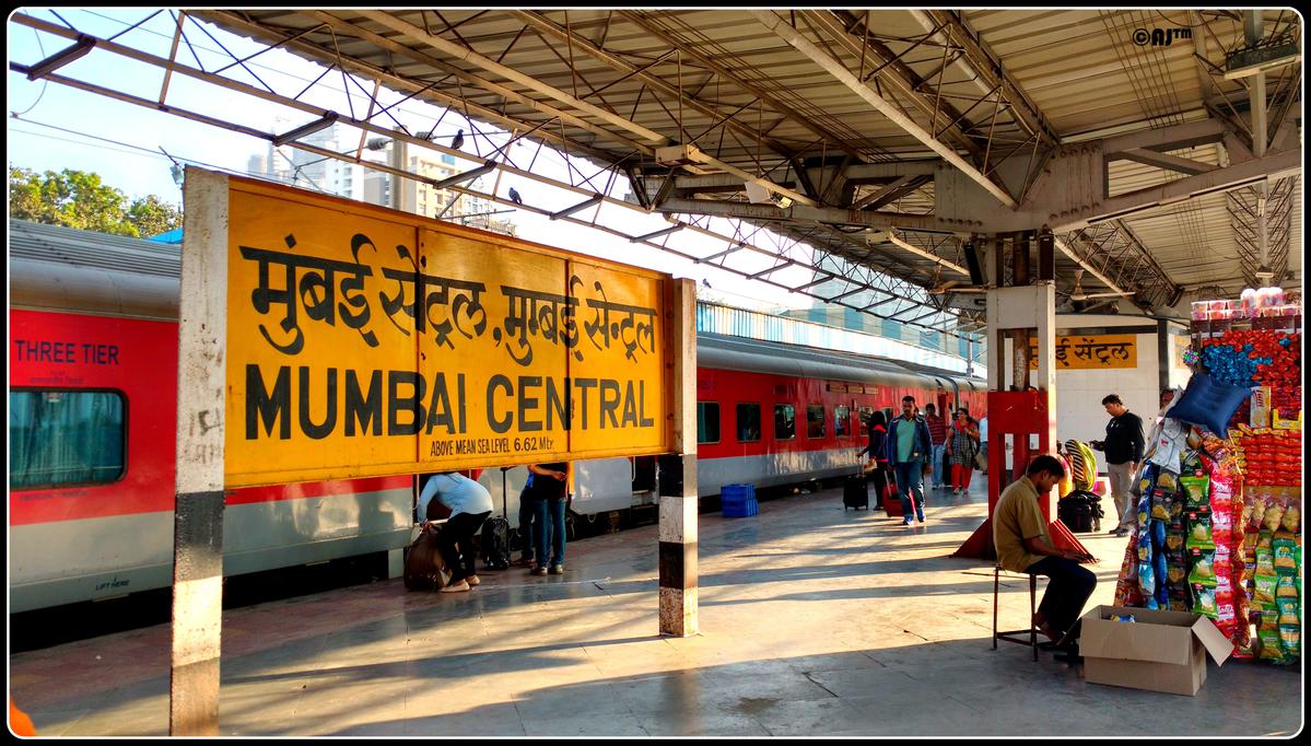 मंबई : रेलवे की परीक्षा में बाहरी युवकों को रोकने का मनसे प्रमुख ने दिया निर्देश