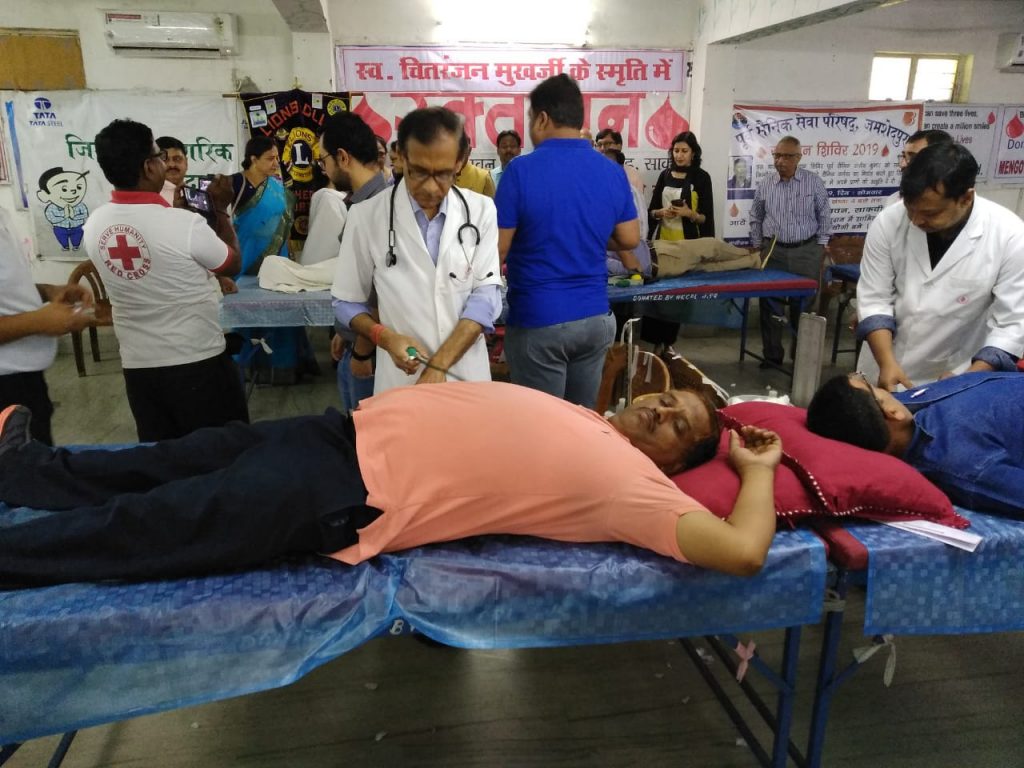 रेडक्रास के शिविर में रेलवे मेंस यूनियन नेताओं ने किया रक्तदान