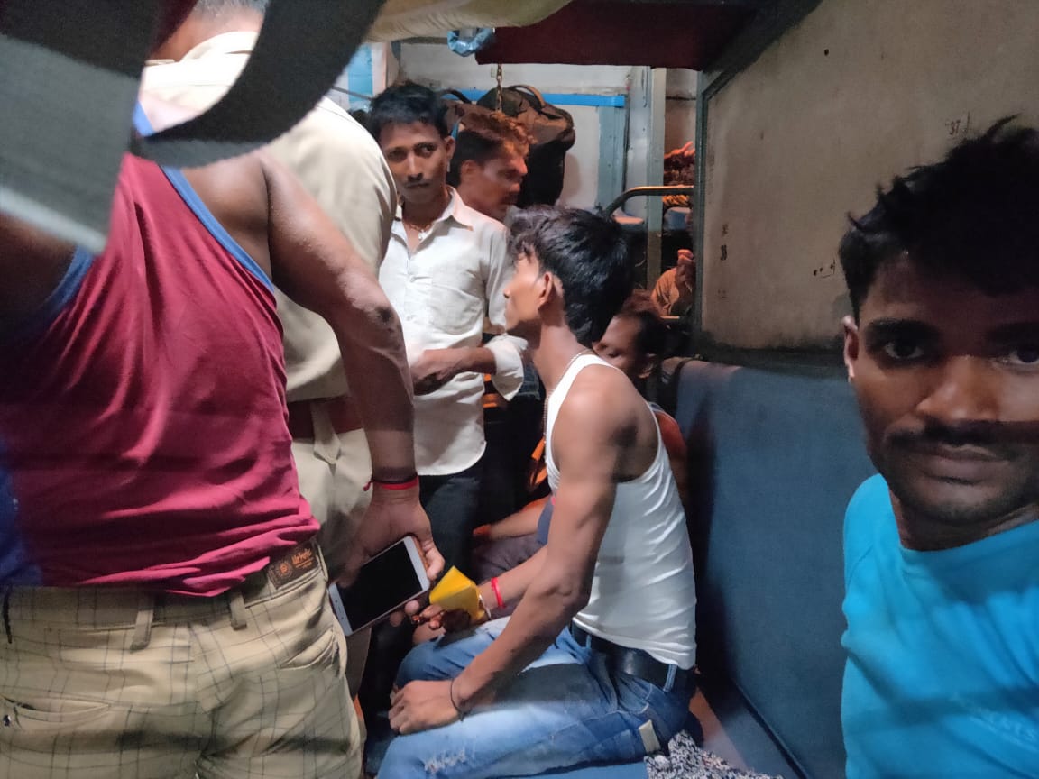 टाटानगर : अहमदाबाद एक्सप्रेस पर बरसाये पत्थर, कई यात्री घायल, रेलवे मौन