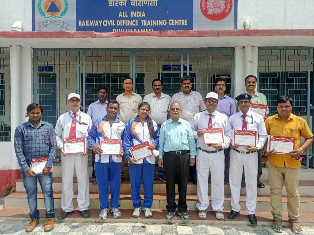 वाराणसी के डीएलडब्ल्यू में ऑल इंडिया रेलवे सिविल डिफेंस की ट्रेनिंग में वोलंटियर्स ने दिखाये जौहर