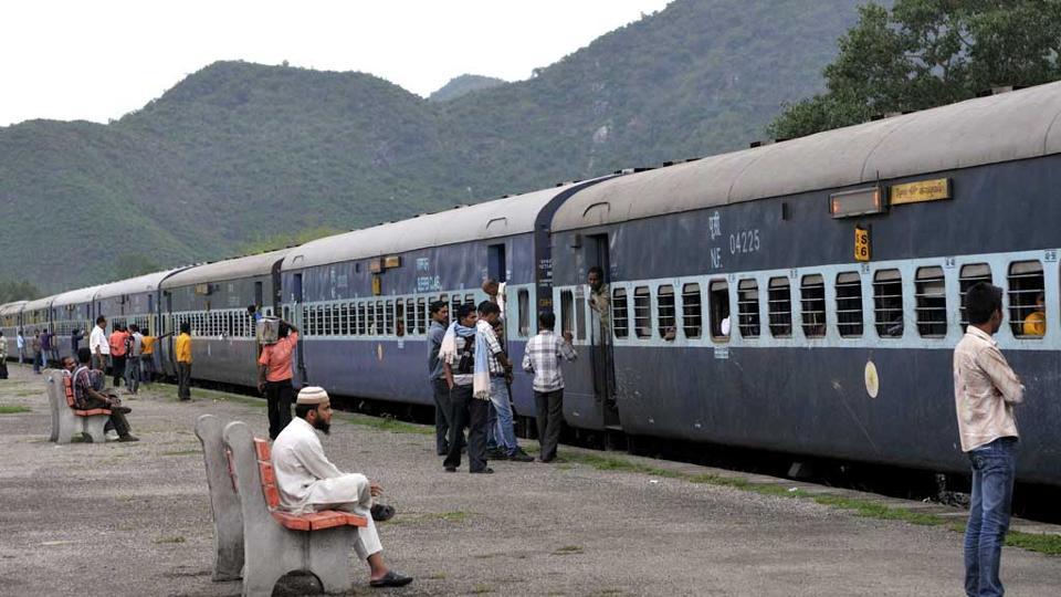 भारतीय रेल : घाटे से जूझ रहे सबसे बड़े सरकारी महकमे के निजीकरण से खत्म होंगी ये तीन समस्याएं