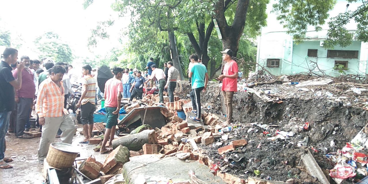 टाटानगर रेलवे आरक्षण केंद्र की दीवार गिरी, 3 लोग घायल