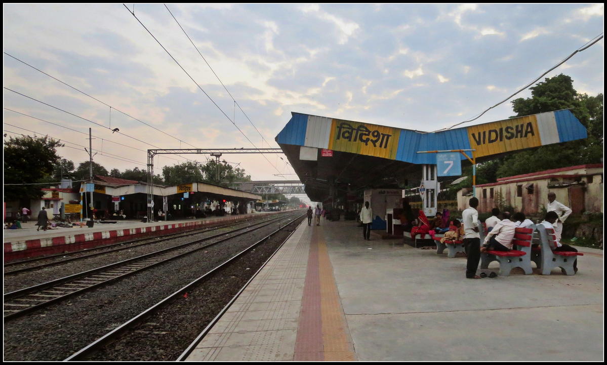 विदिशा स्टेशन पर आत्महत्या करने जा रही युवती की आरपीएफ जवानों ने बचायी जान