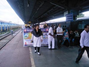 टाटानगर : स्टेशन पर अभियान चलाकर प्लास्टिक मुक्त बनाने के लिए यात्रियों को किया जागरूक
