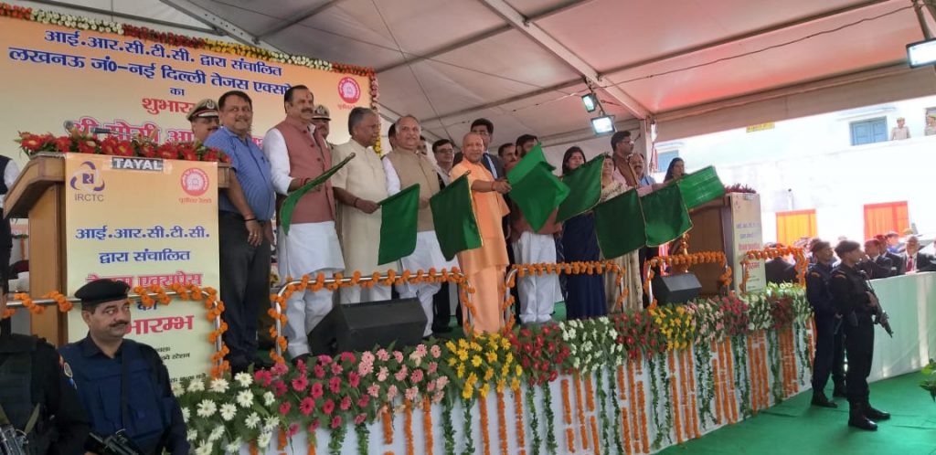 पहले ही सफर में तेजस को झेलना पड़ा विरोध, गाजियाबाद में रोकी गयी ट्रेन