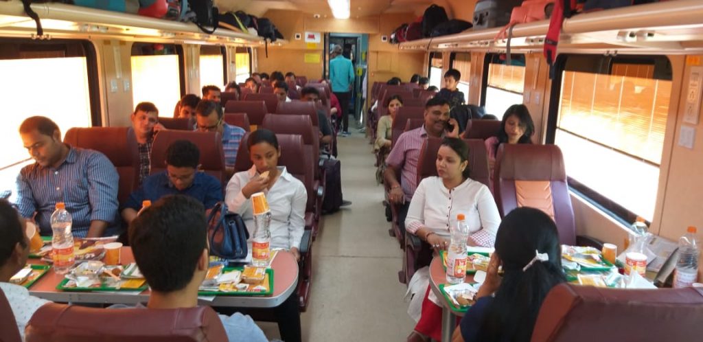 100 किलोमीटर प्रति घंटे की औसत रफ्तार से चली तेजस, यात्रियों ने किया स्वागत
