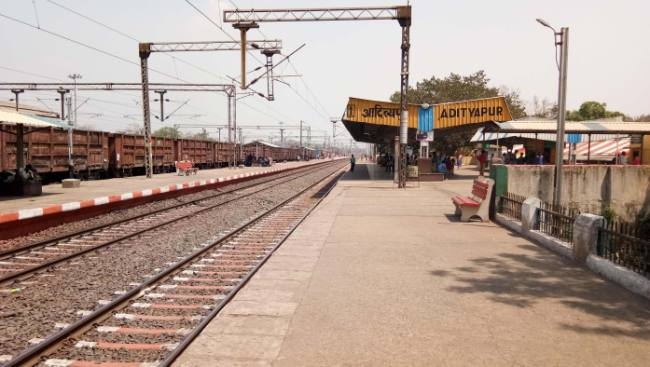 चक्रधरपुर : रेलवे विजिलेंस ने पकड़ी रोस्टर की गड़बड़ी, निजी टिकट बनाती महिलाकर्मी धरायी