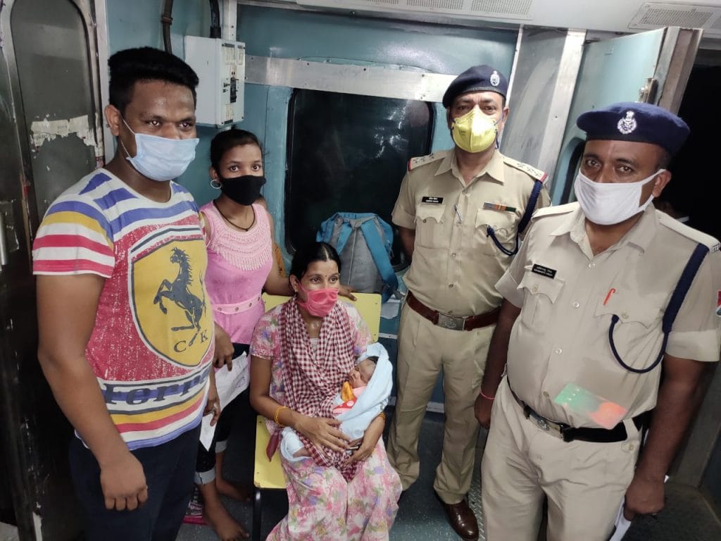 झारसुगुड़ा : लवली के लिए भगवान बनकर आये आरपीएफ जवान, बच गयी जान, कहा-जीवन भर रखेंगे याद