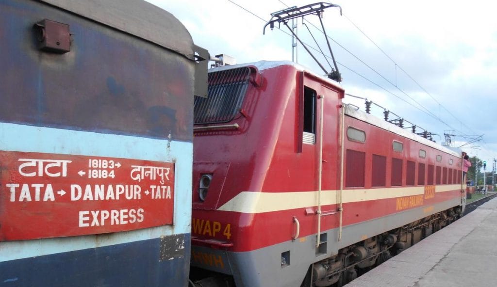 रेलवे बदलेगा 50 ट्रेनों का मार्ग, कई स्टेशनों पर ठहराव को किया रद्द