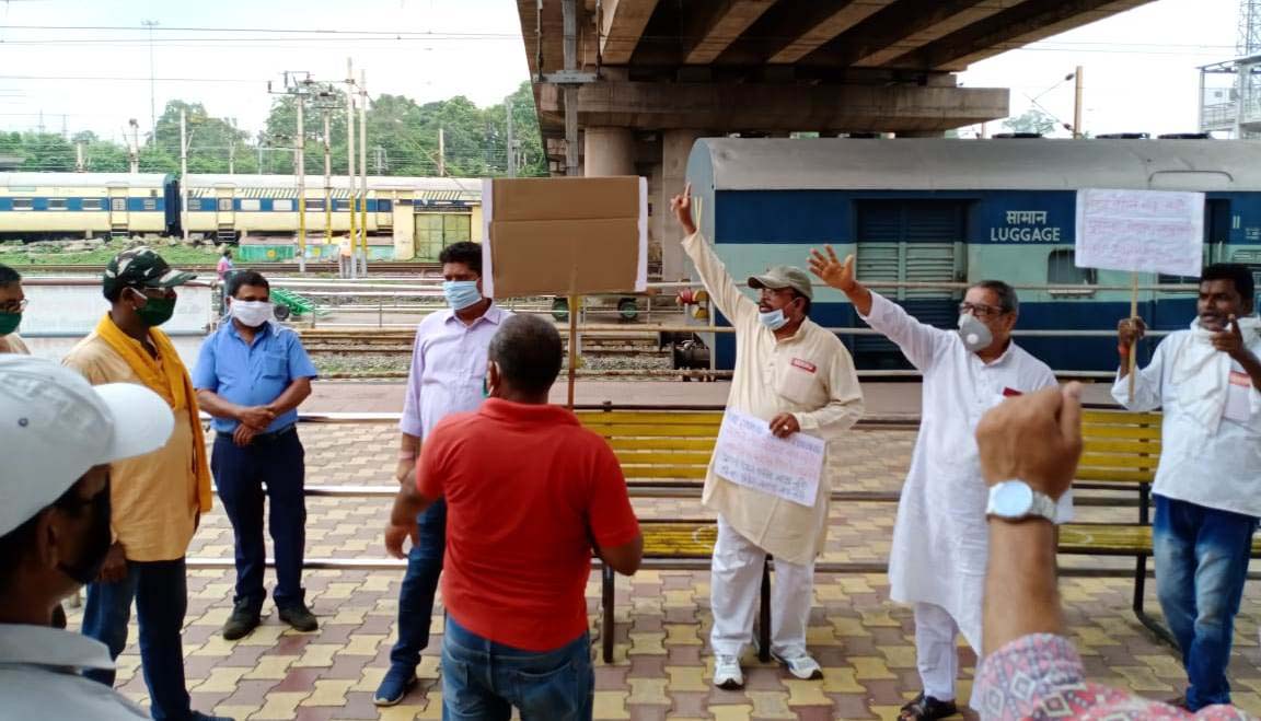 टाटानगर : रेलवे बोर्ड के फरमान पर निकाली भड़ास, प्रदर्शन कर सरकार को कोसा