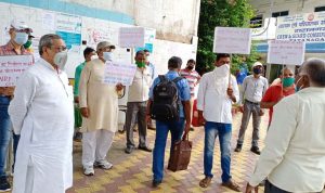 टाटानगर : रेलवे बोर्ड के फरमान पर निकाली भड़ास, प्रदर्शन कर सरकार को कोसा