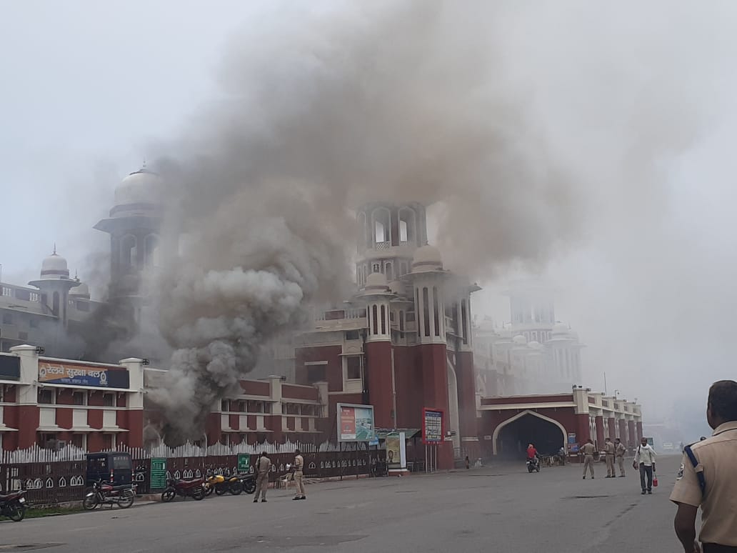लखनऊ के चारबाग स्‍टेशन पर एटीएम में लगी आग, धुंआ देखकर मची अफरातफरी