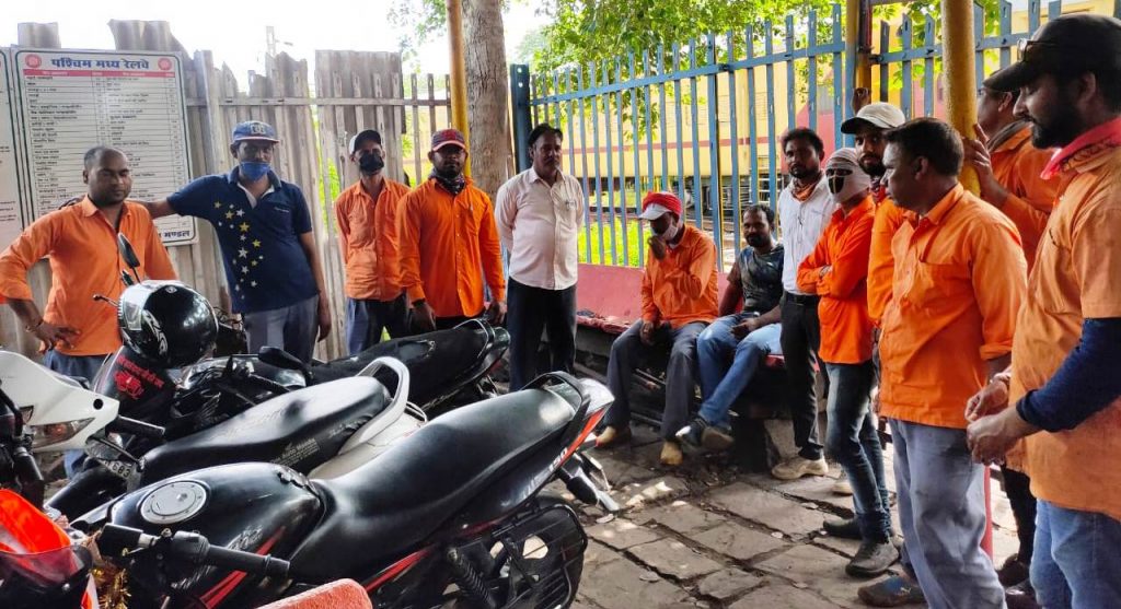 भोपाल : दो साल से नहीं मिले रेलवे ट्रैक मेंटेनरों को जूते, ड्यूटी में हो रही परेशानी