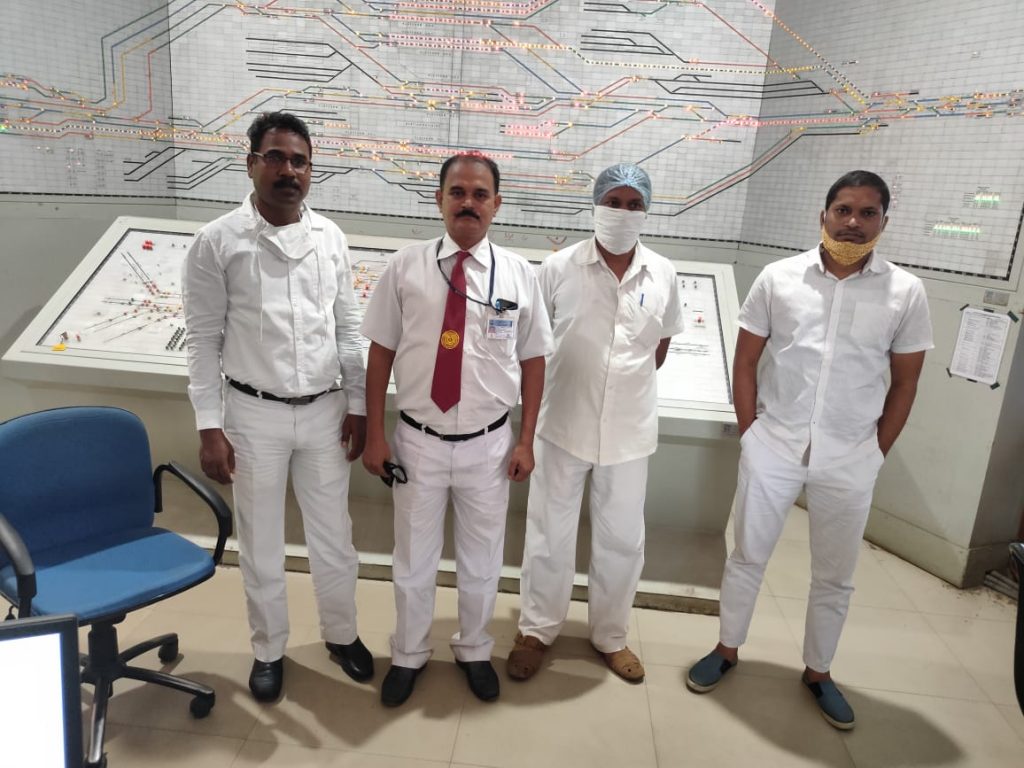 खड़गपुर : ऑन ड्यूटी भी ! ऑफ ड्यूटी भी! अनशन पर रहे स्टेशन मॉस्टर्स