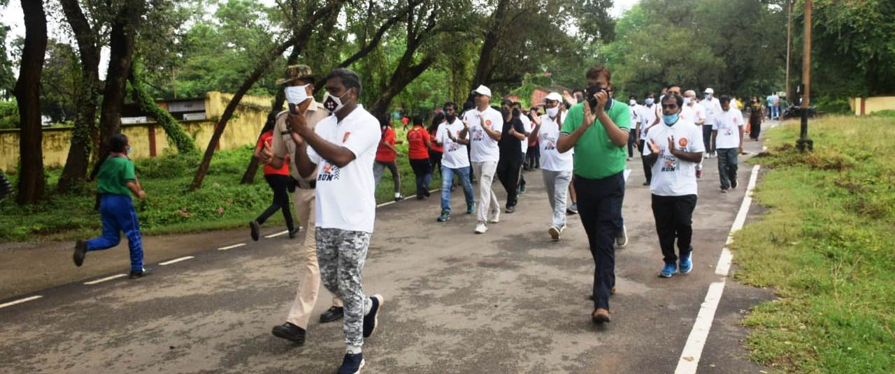 चक्रधरपुर : फिट इंडिया रन में डीआरएम के साथ दौड़े रेलकर्मी, दिया स्वस्थ व स्वच्छता का संदेश