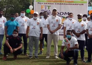 चक्रधरपुर : फिट इंडिया रन में डीआरएम के साथ दौड़े रेलकर्मी, दिया स्वस्थ व स्वच्छता का संदेश