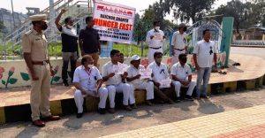 NDA सीलिंग का देश भर में विरोध, स्टेशन मास्टरों ने भूखे रहकर किया काम