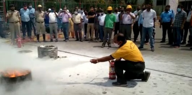 टाटानगर : रेलवे स्टेशन पर रेलकर्मियों को दिया गया आग से बचाव का प्रशिक्षण