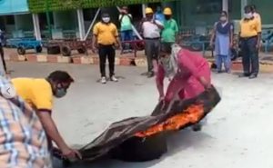 टाटानगर : रेलवे स्टेशन पर रेलकर्मियों को दिया गया आग से बचाव का प्रशिक्षण