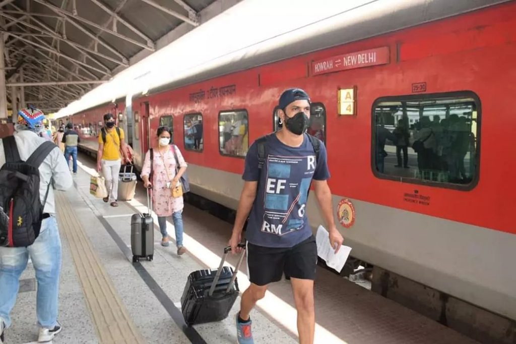 कोरोना : सिर्फ कहने को फ्रंटलाइन वारियर्स है रेलवे कर्मचारी, न मिला योद्धा का दर्जा, न मिल रही वैक्सीन
