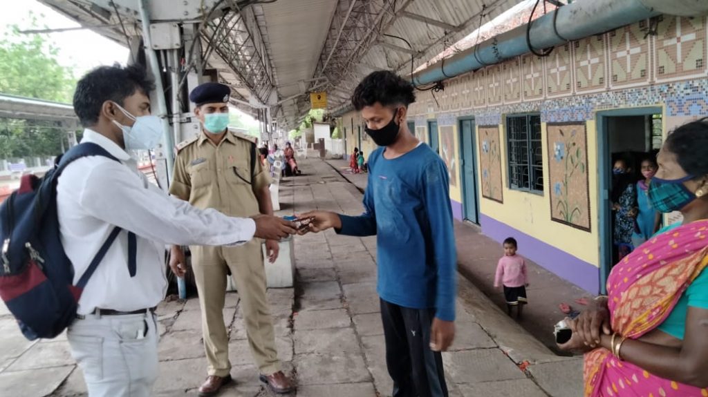 SER : ट्रेन सेवा को स्थगित कर टाला बड़ा नुकसान, लोगों को पहुंचायी मदद