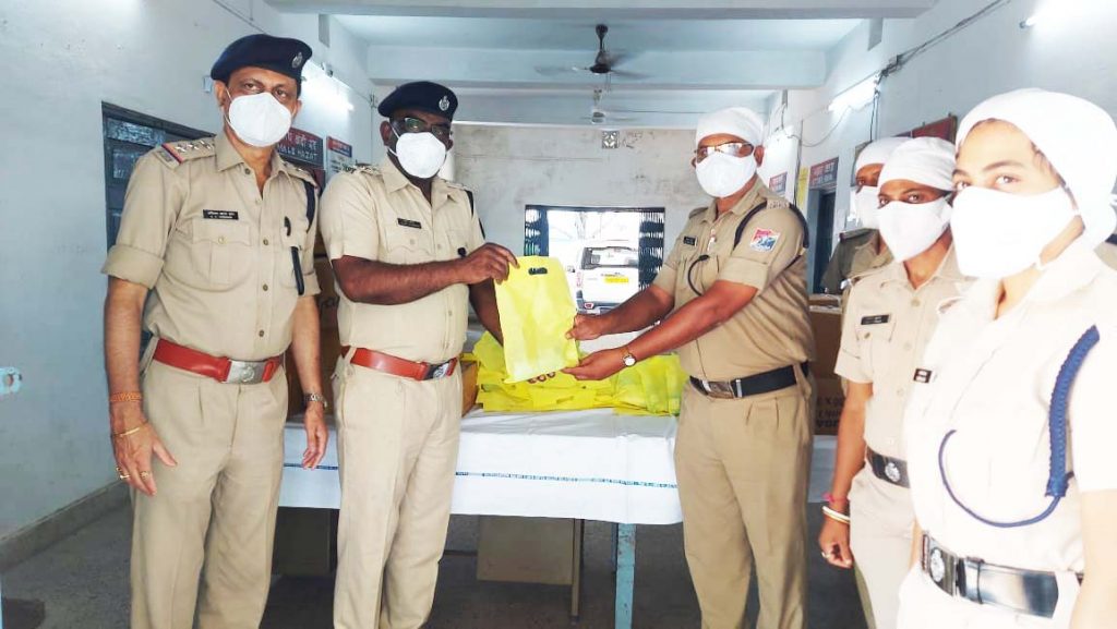 रांची आरपीएफ की टीम ने 60 गांवों को कोरोना से बचाव के लिए दिया किट