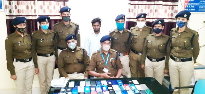 अहमदाबाद एक्सप्रेस से चोरी के 63 मोबाइल बरामद करने वाली आरपीएफ टीम को डीजी अवार्ड