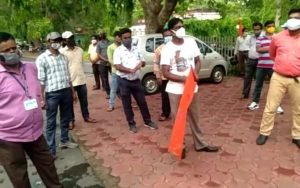 खड़गपुर : सीनियर सेक्शन इंजीनियर पर हमले का मजदूर संघ ने किया विरोध, डीआरएम ऑफिस पर प्रदर्शन