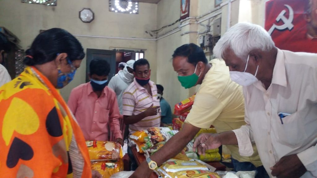 ताकि चलती रहे जिंदगी की गाड़ी !! हाॅकरों को राहत सामग्री का वितरण