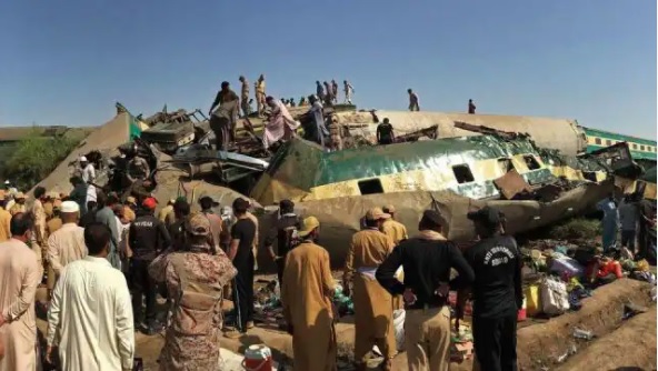 पाकिस्तान के सिंघ में दो ट्रेनों की आमने-सामने टक्कर, 50 से अधिक की मौत
