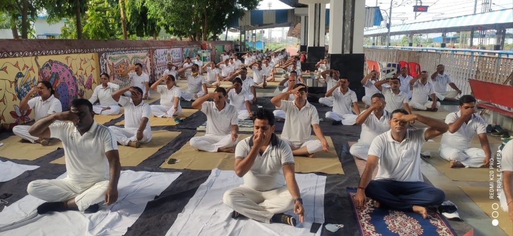 दक्षिण पूर्व रेलवे के सभी मंडलों में अंतरराष्ट्रीय योग दिवस पर हुआ योगाभ्यास
