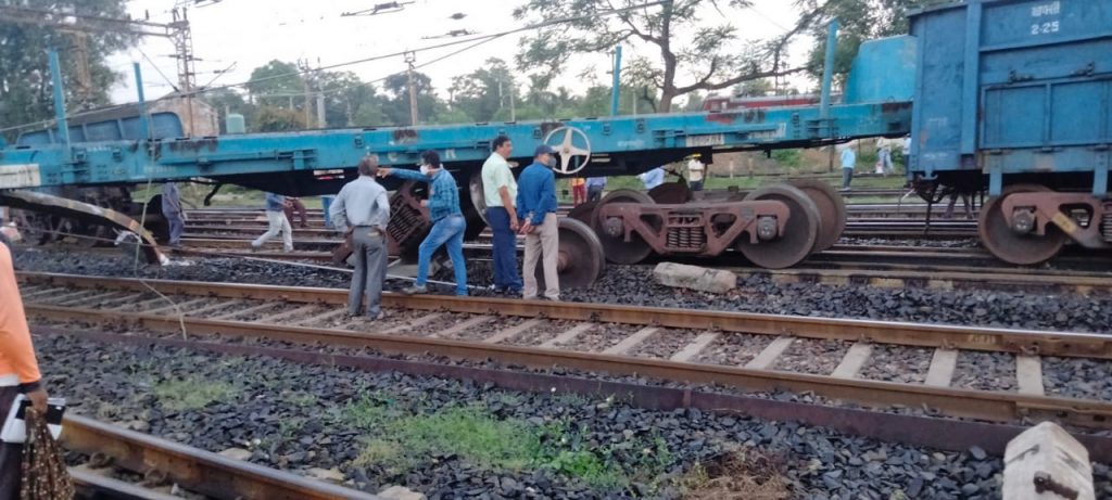 टाटानगर रेलवे यार्ड में मालगाड़ी बेपटरी से 7 ट्रेनें रद्दे, कईयों का बदला गया मार्ग, रेलवे ने दी बस और इनोवा कार की सुविधा