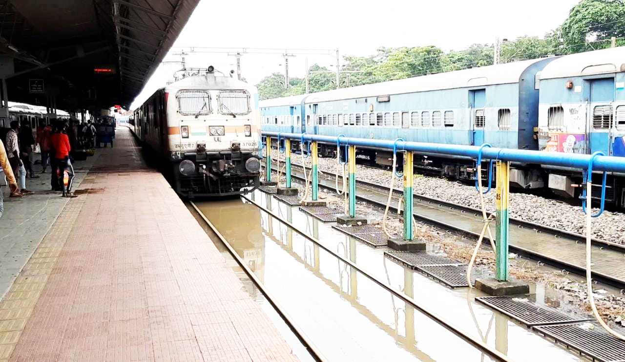 खड़गपुर-हावड़ा रेल संभाग के इंदा में ट्रैक धंसने की सूचना पर रेलवे अलर्ट