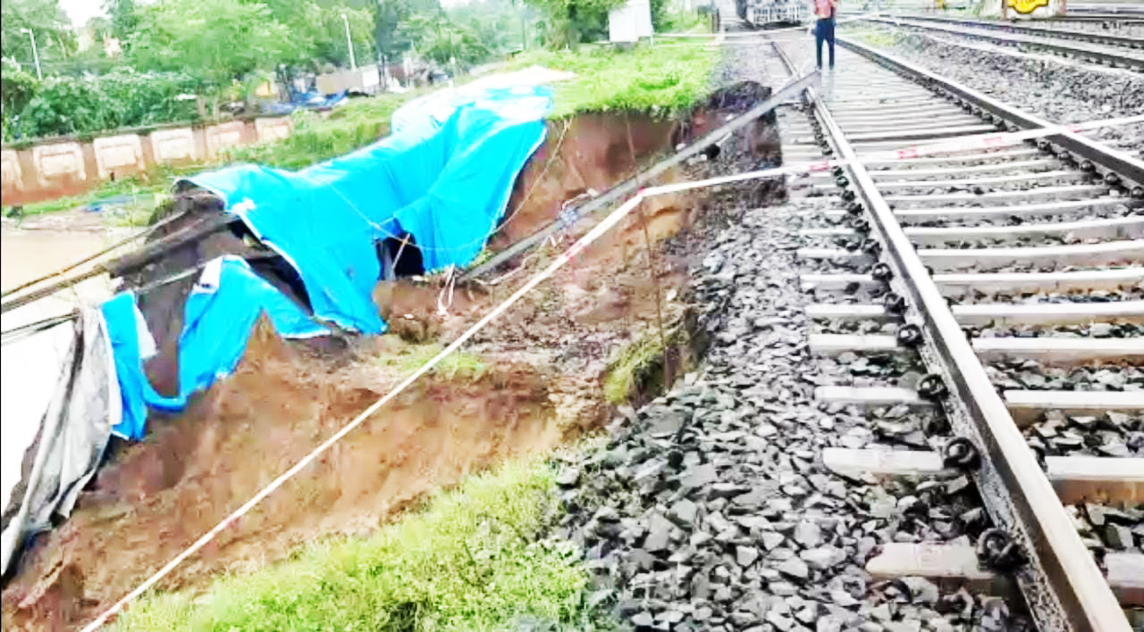 खड़गपुर-हावड़ा रेल संभाग के इंदा में ट्रैक धंसने की सूचना पर रेलवे अलर्ट