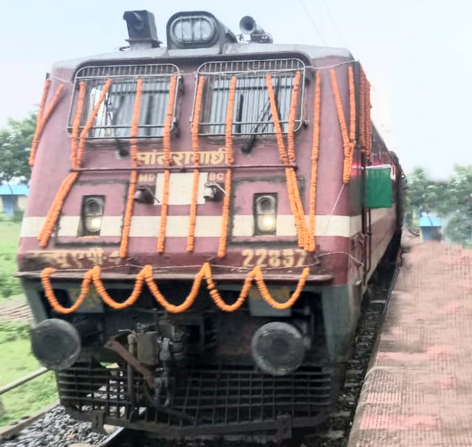 शालीमार और भंजपुर के बीच दौड़ी पहली इलेक्ट्रिक ट्रेन
