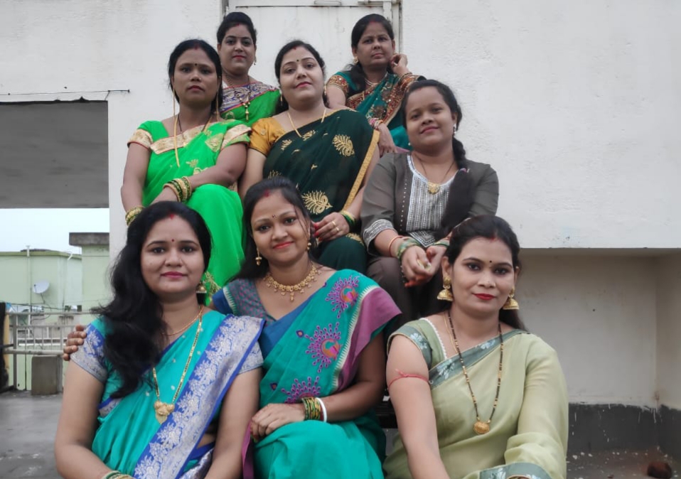 चक्रधरपुर : रेलकर्मी परिवार की महिलाओं ने मनाया सावन मिलन, गीत-संगीत से बांधा समां
