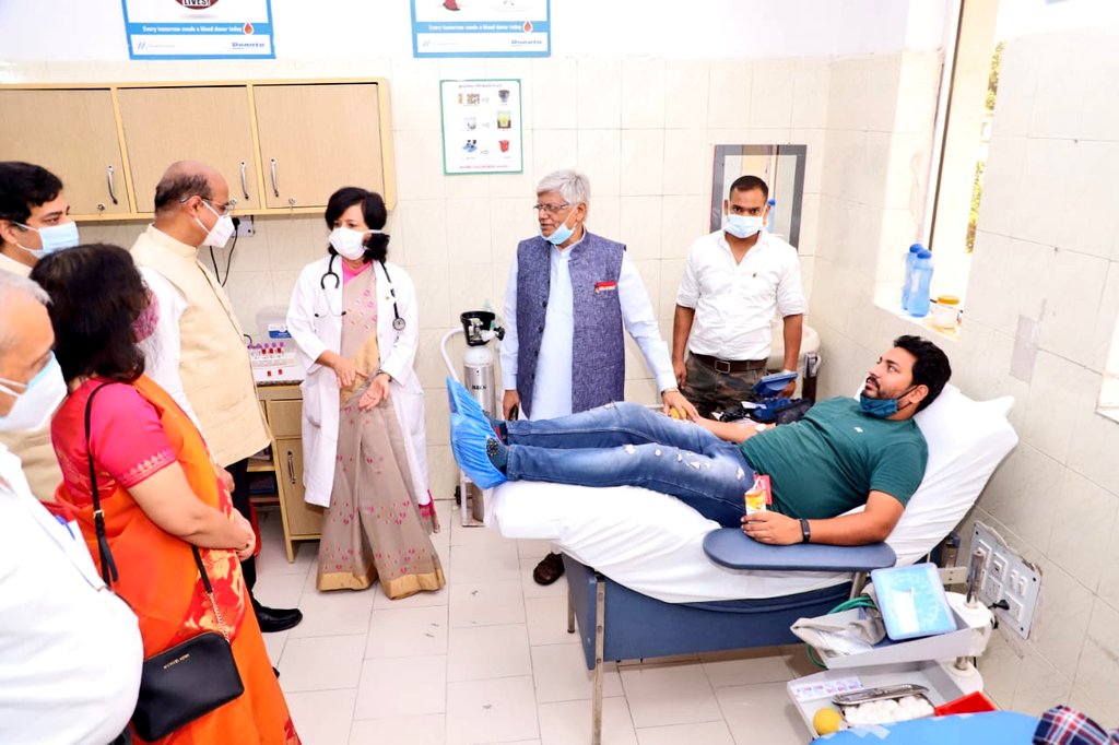 एनआरएमयू के रक्तदान शिविर में पहुंचे जीएम आशुतोष, बढ़ाया हौसला