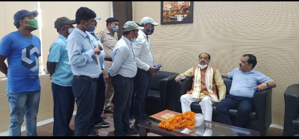 वाराणसी : पैसेंजर कमेटी के चेयरमैन एडीआरएम से मिले, एसएंडटी की समस्याओं पर की बात