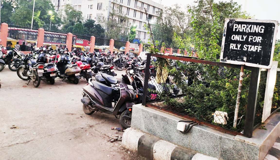 अहमदाबाद : रेलवे पार्किंग बना फ्री जोन, बाहरी लोग भी खड़ा कर चले जा रहे वाहन