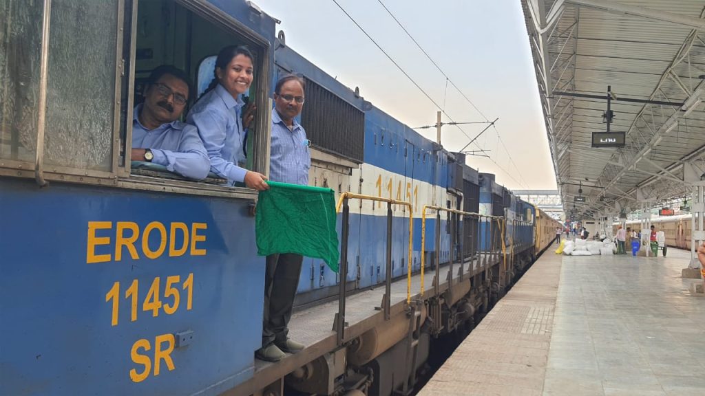 अहमदाबाद : मेल/एक्सप्रेस चलाने वाली रेलमंडल की पहली महिला लोको पायलट बनीं शिखा राठौड़